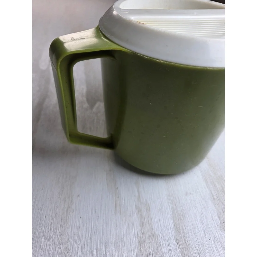 Vintage Rubbermaid Avocado Green Pitcher 1.5 Quart Straining Lid 2745 Retro MCM
